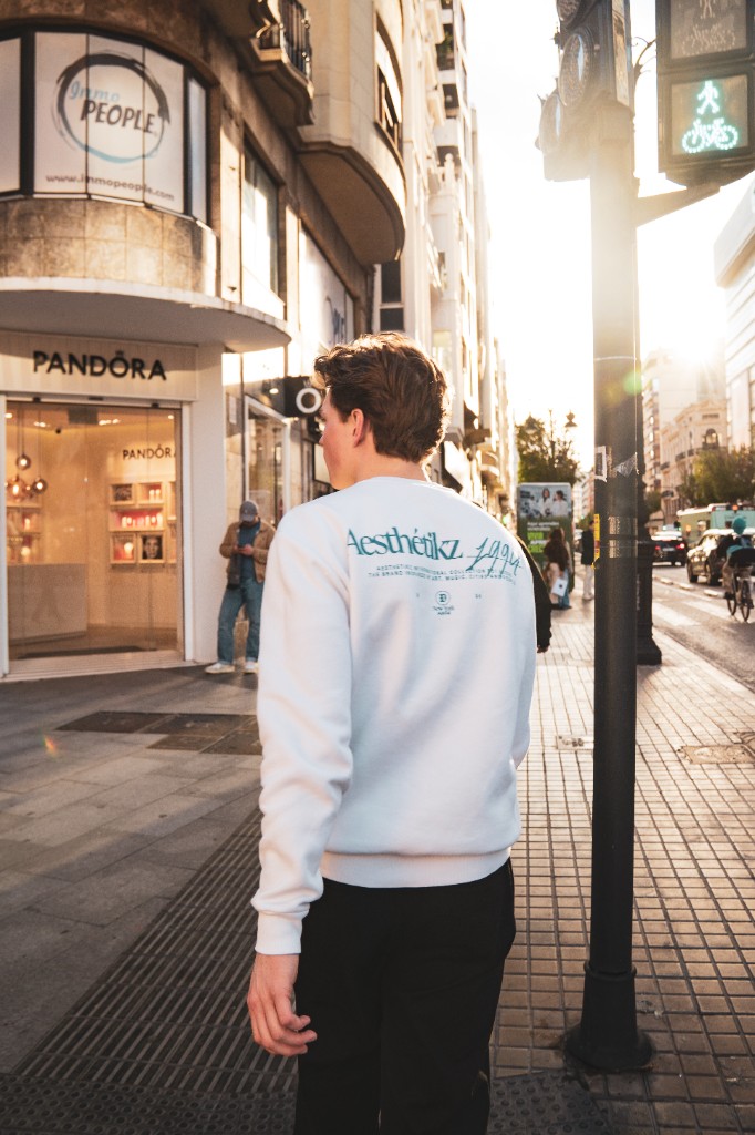 Dion van Sandijk in een stadsstraat, met warm avondlicht